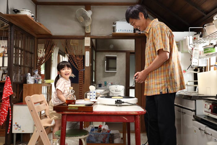 加藤柚凪・時任三郎/「監察医 朝顔」特別編より(C)フジテレビ