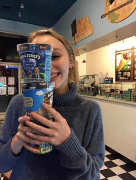 先日アップしたツイッターの写真でも顔を隠し気味。Lily Rose Depp Twitter
