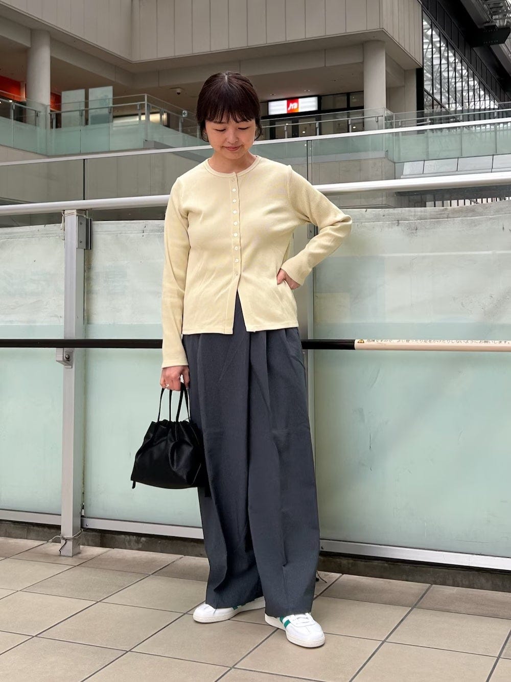 バターイエローにはグレーを合わせると上品で知的な印象に　出典：WEAR