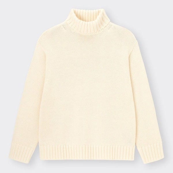 GU　キレイ色コート　ブルー×ホワイト　フェミニンコーデ　EccO　イラスト　ローゲージタートルネックセーター