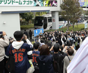 侍ジャパン チームバス入りにファン500人が歓声！ 試合6時間前からファン殺到 19時から中日と壮行試合