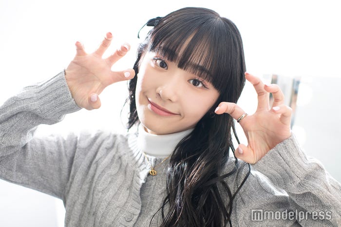 “オオカミポーズ”/永井愛実(C)モデルプレス