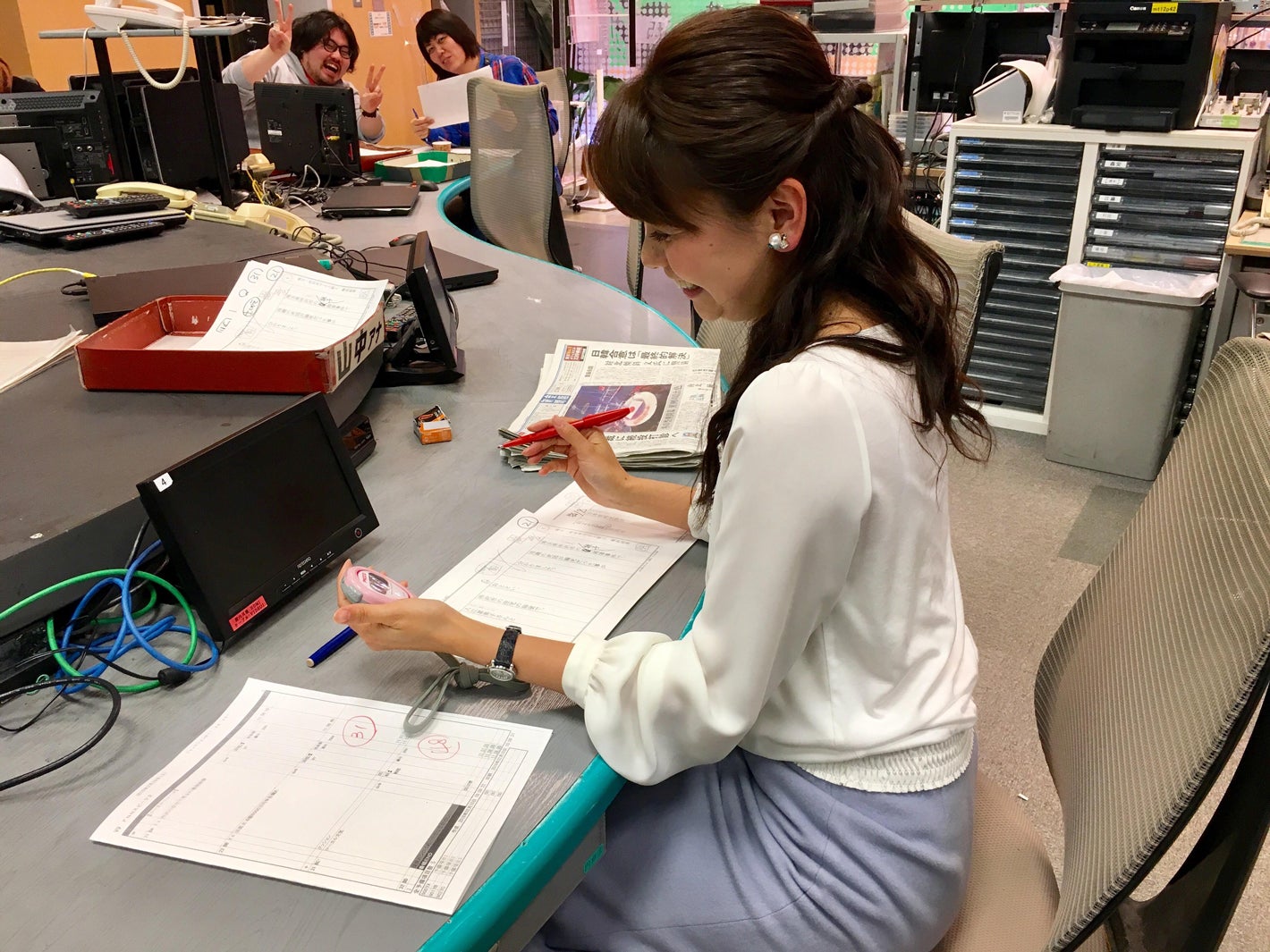 土曜日には、ニュースも読んでいます。報道センターで下読みしてから、オンエアに臨んでいます。（提供写真）