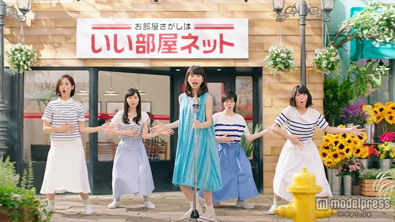 桜井日奈子（中央）／新CMカットより