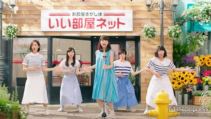 桜井日奈子(中央)/新CMカットより
