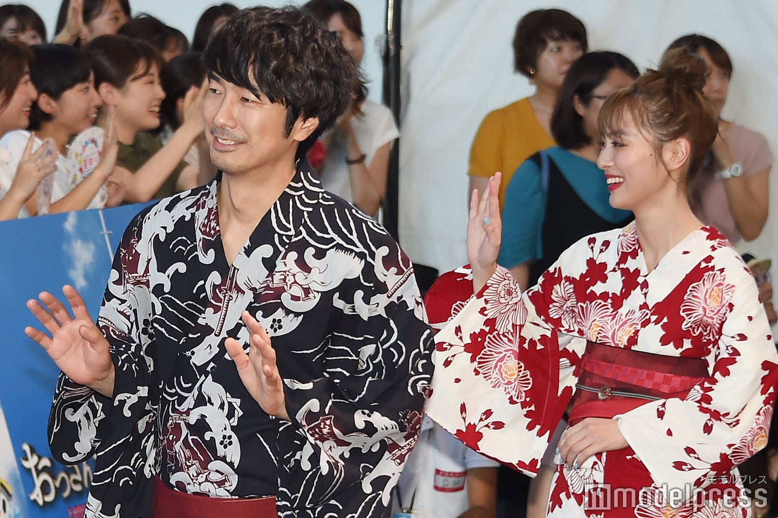 ファンに手を振る眞島秀和、内田理央（C）モデルプレス