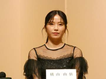 横山由依 黒の透け感ドレスではんなりオーラ 「舞台に立ち続けられる自分でいたい」