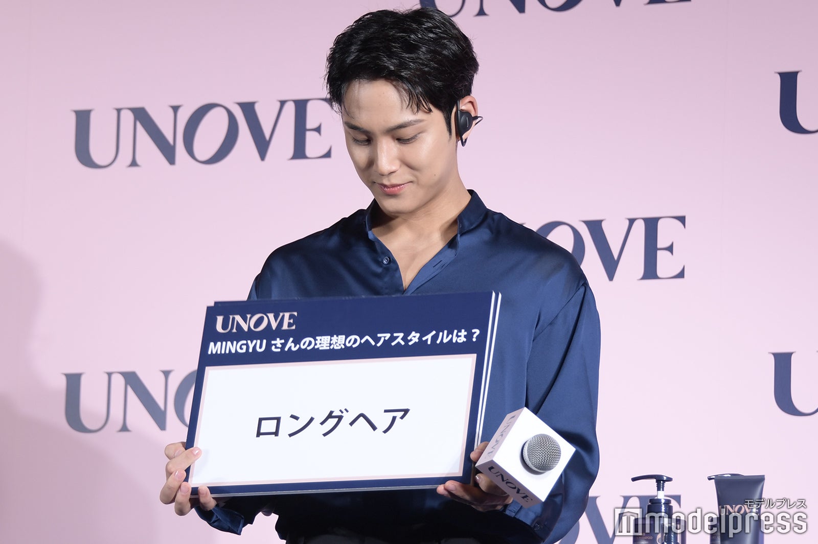 フリップを見せるミンギュ（C）モデルプレス