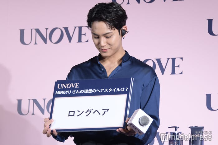 フリップを見せるミンギュ(C)モデルプレス