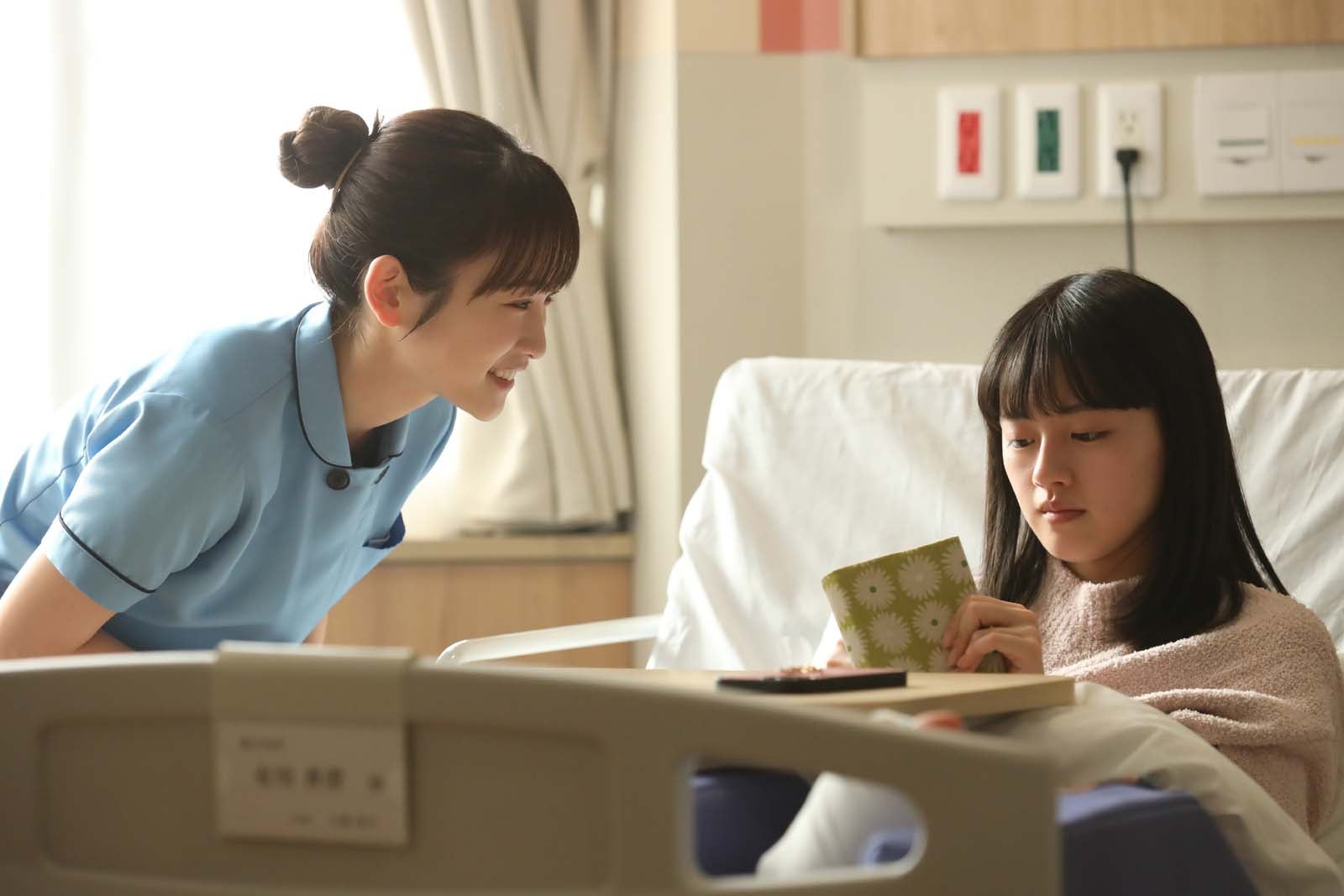 川栄李奈、上坂樹里「となりのナースエイド」第7話より（C）日本テレビ