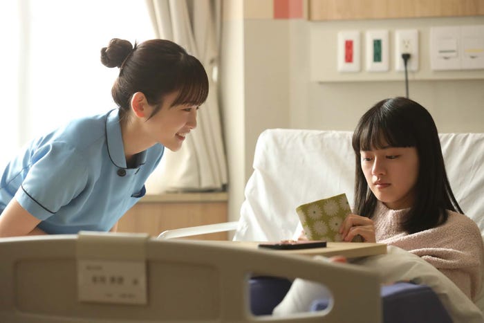 川栄李奈、上坂樹里「となりのナースエイド」第7話より(C)日本テレビ