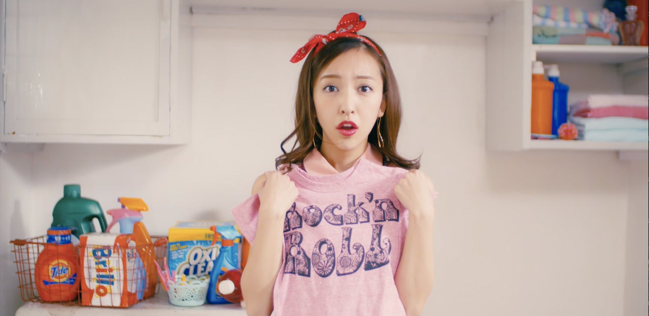 板野友美「#いいね！」MVより（提供画像）