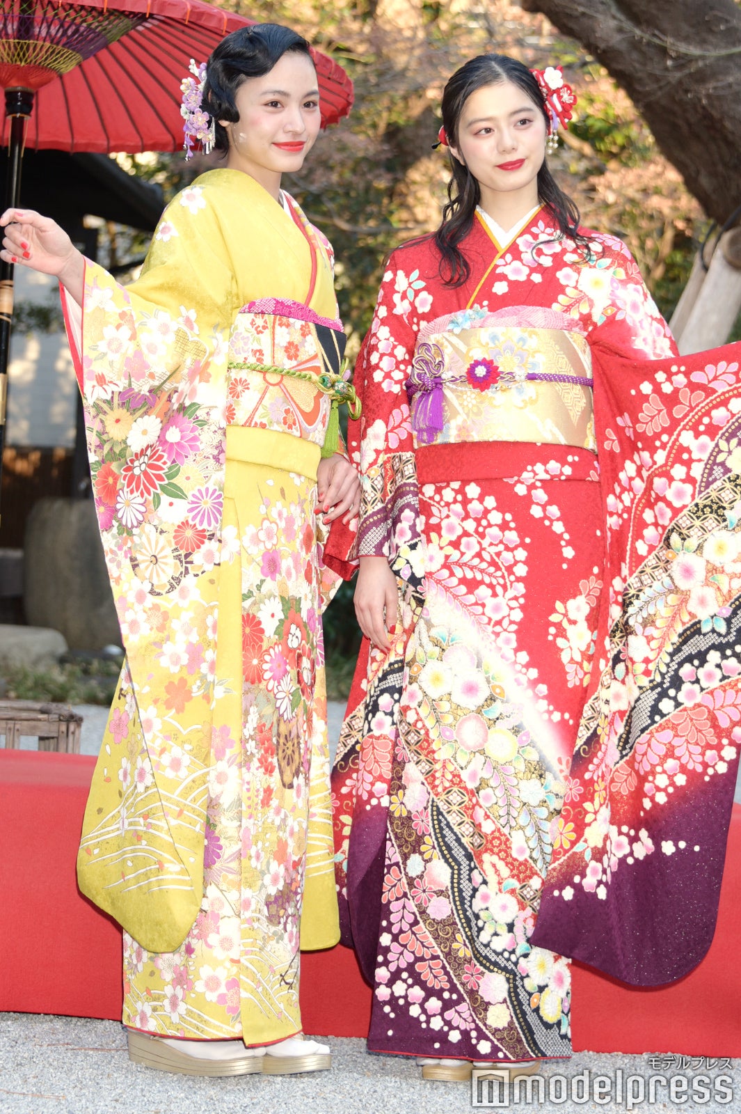 （左から）大谷凜香、紺野彩夏（C）モデルプレス