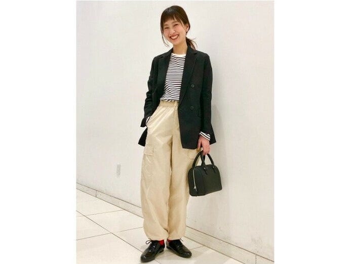 ジャケットを合わせてカジュアルなカーゴパンツをきれいめに　出典：StyleHint