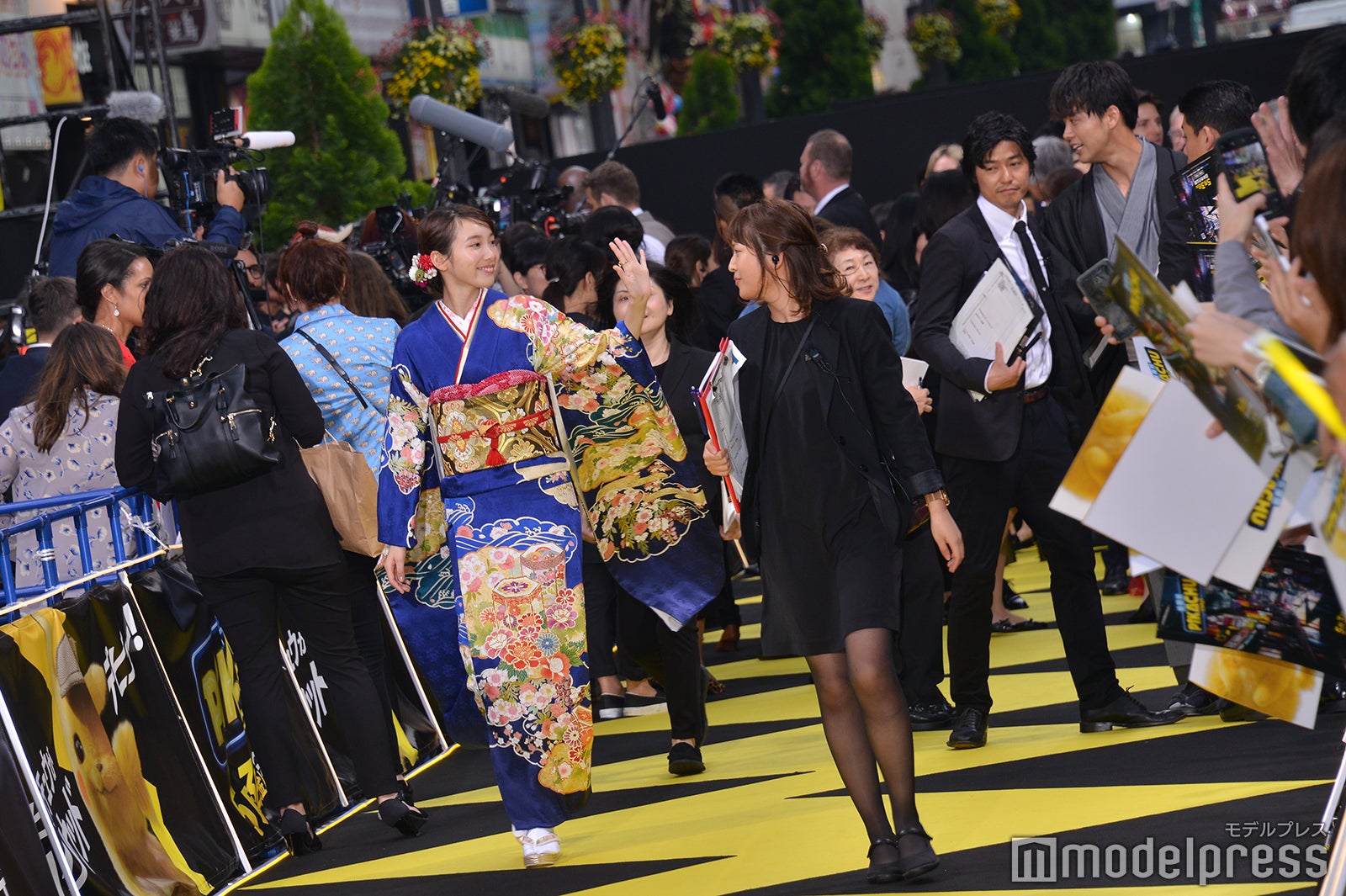 イエローカーペットを熱く飯豊まりえ、竹内涼真（C）モデルプレス