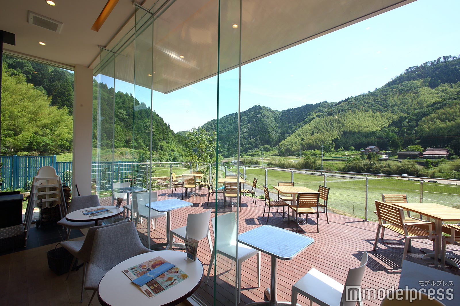 店内は広々として居心地バツグン。テラス席なら、ワンちゃんも一緒に過ごせますよ（C）モデルプレス