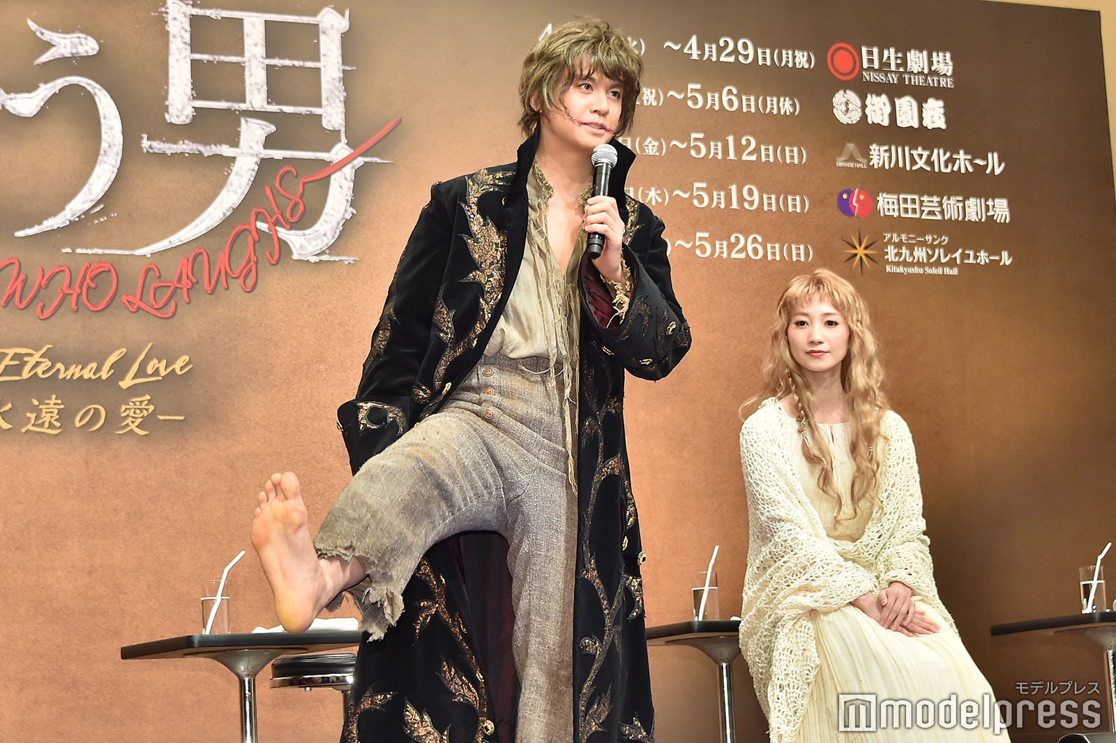 裸足で登場した浦井健治（C）モデルプレス