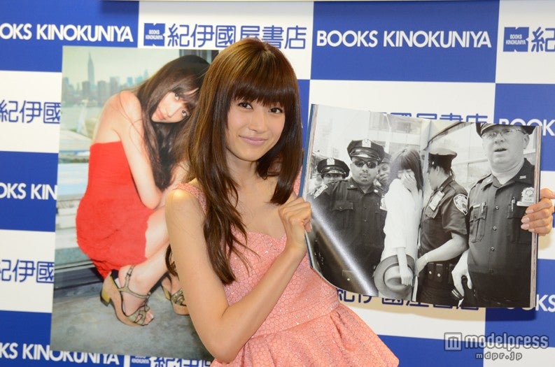 ニューヨークで撮影されたお気に入りページを紹介するヨンア