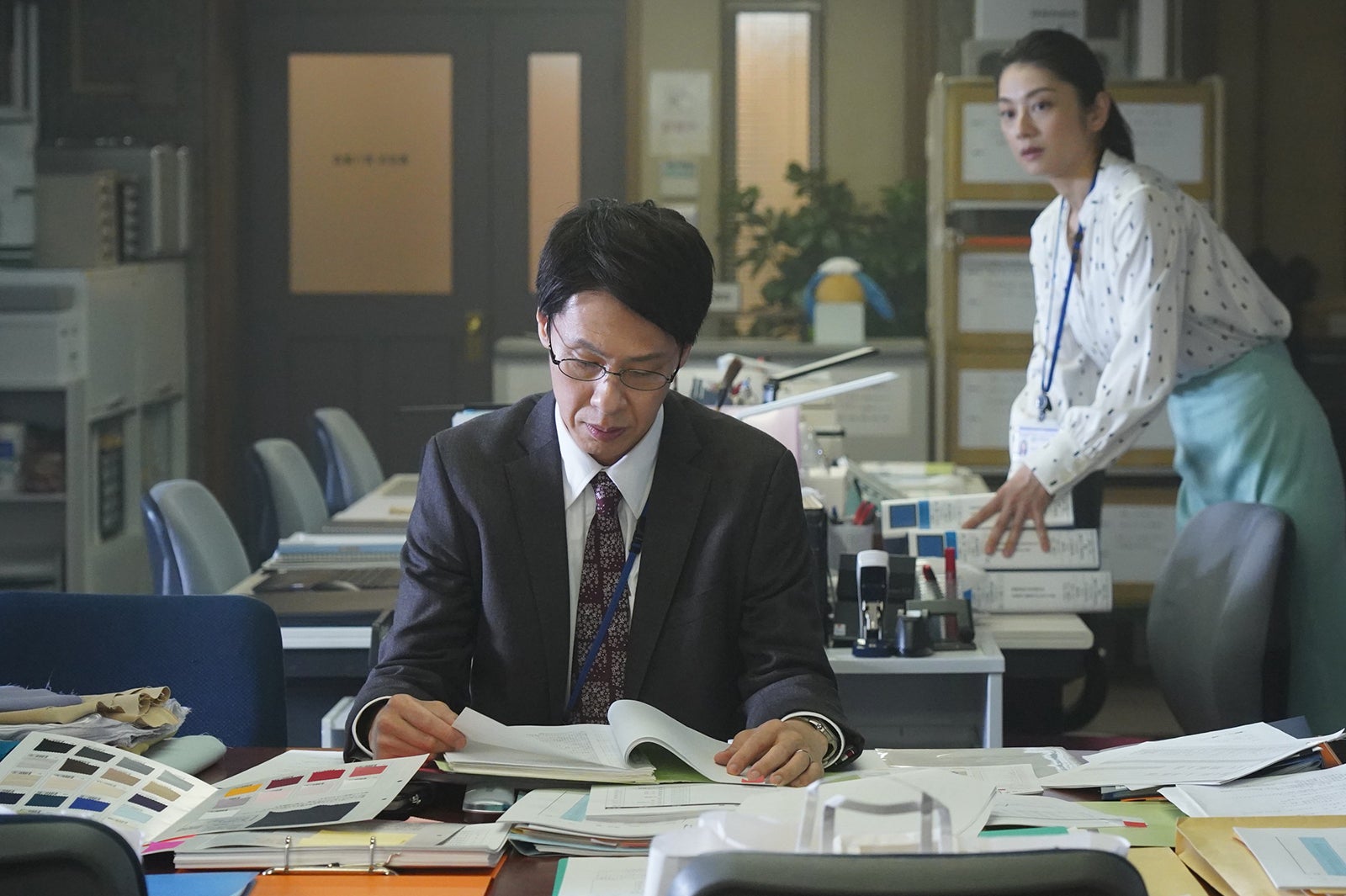 （左から）大倉孝二、小池栄子／「競争の番人」第7話より（C）フジテレビ