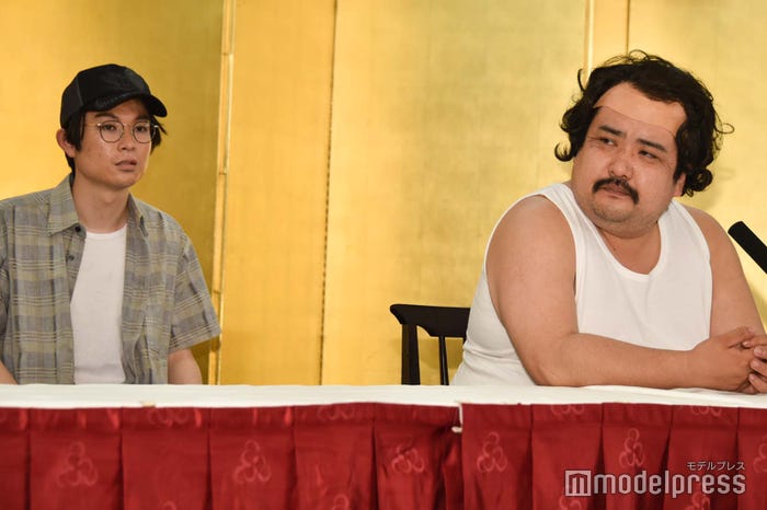 水川かたまり、鈴木もぐら(C)モデルプレス