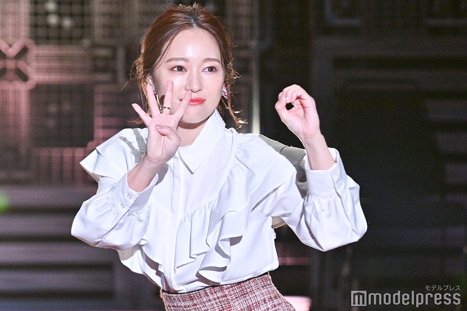 40周年ポーズで登場したまい （C）モデルプレス