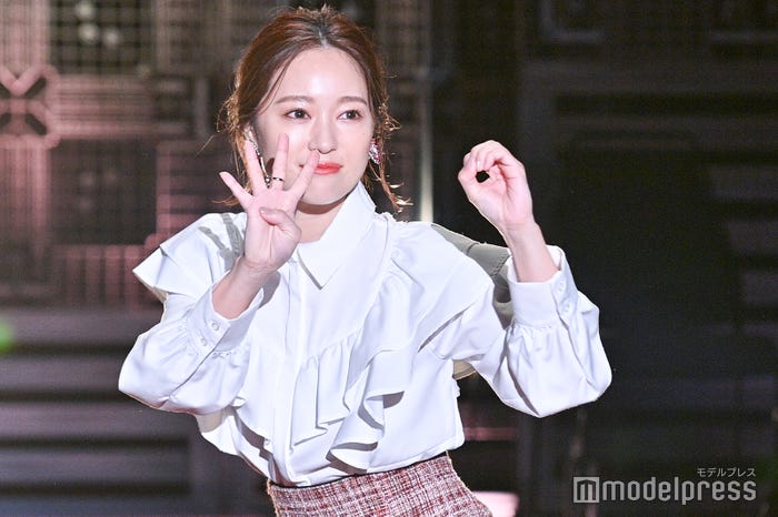 40周年ポーズで登場したまい (C)モデルプレス