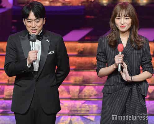 川口春奈、スリットから美脚チラリ 安住紳一郎アナと“ペア感”溢れるコーデに<第65回輝く!日本レコード大賞>