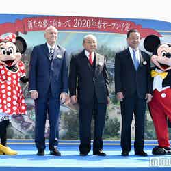 （左から）ミニーマウス、ビル・アーネスト氏、加賀見俊夫氏、上西京一郎氏、ミッキーマウス／起工式より（C）モデルプレス（C）Disney