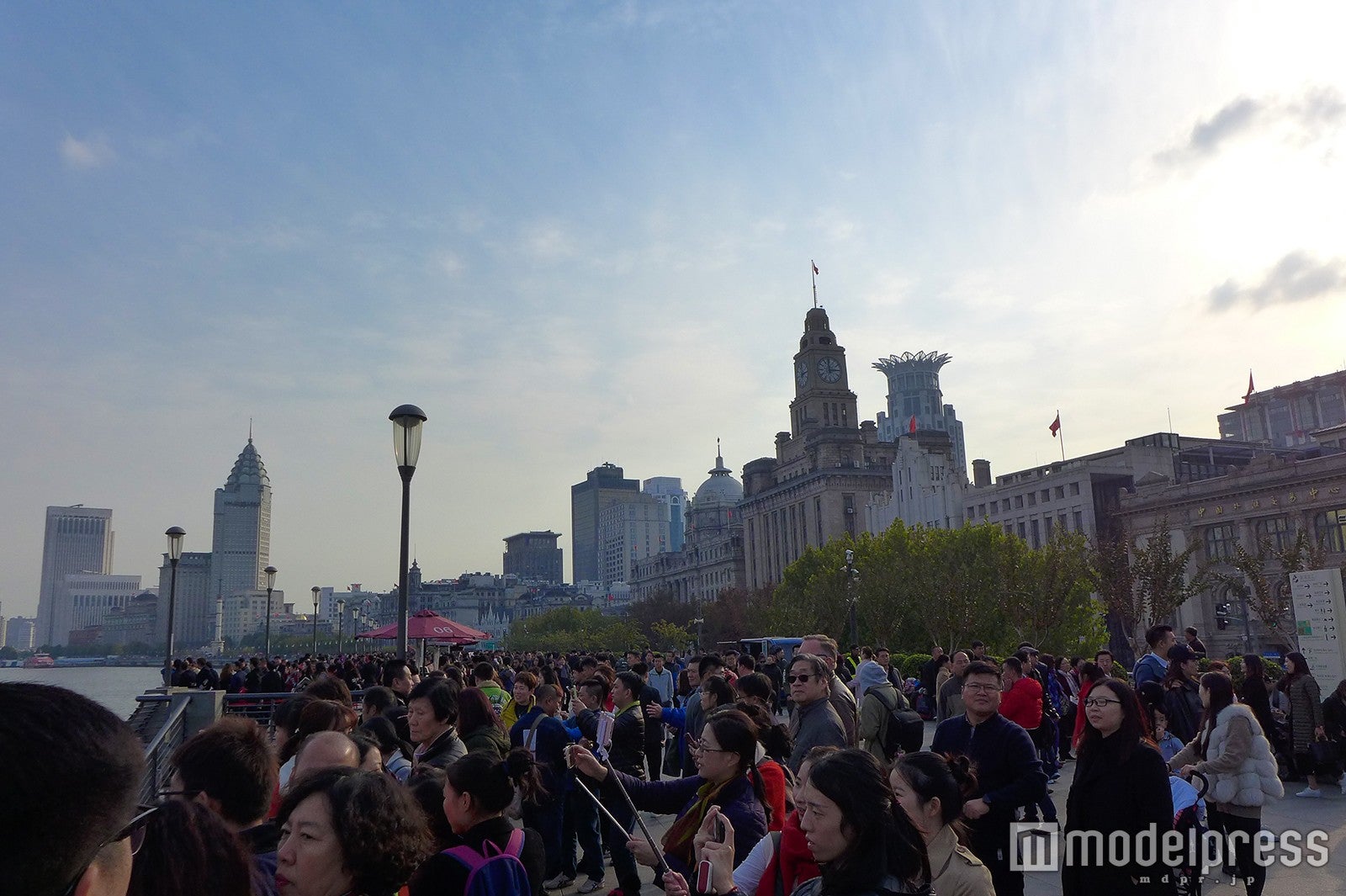 浦東をバックに記念撮影をしようと観光客が集う／外灘（C）モデルプレス