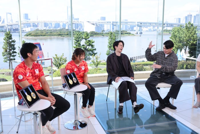 永瀬貴規選手、須崎優衣選手、菊池風磨、吉村崇(C)カンテレ