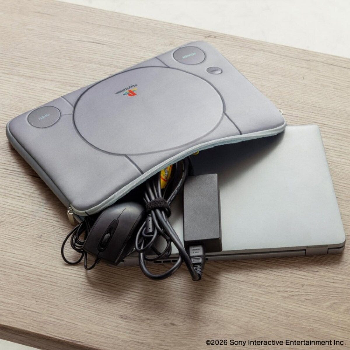 初代PlayStation™デザインのマルチクッションケースにノートPCと周辺機器を収納 初代PlayStation™デザインのマルチクッションケースにノートPCと周辺機器を収納