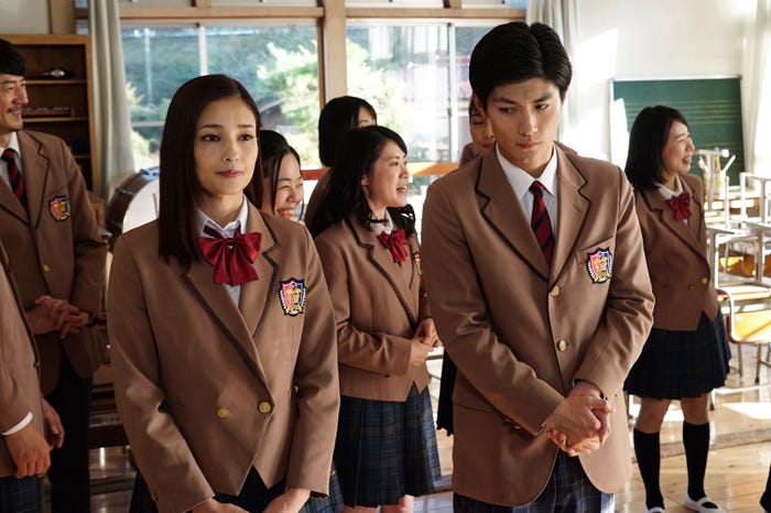 黒木メイサ、三浦春馬/「オトナ高校」第5話より(C)テレビ朝日