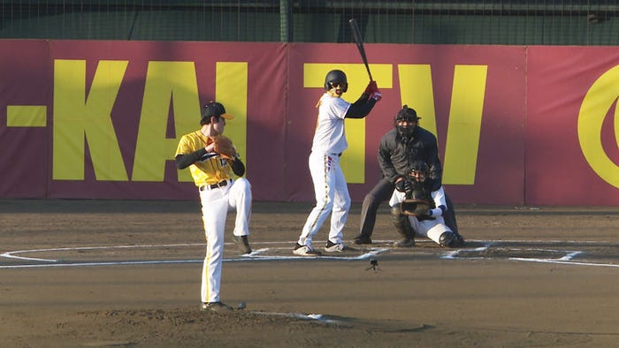 (左)間宮祥太朗 (C)TBS