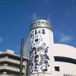 ポスターが掲出されたラフォーレ原宿