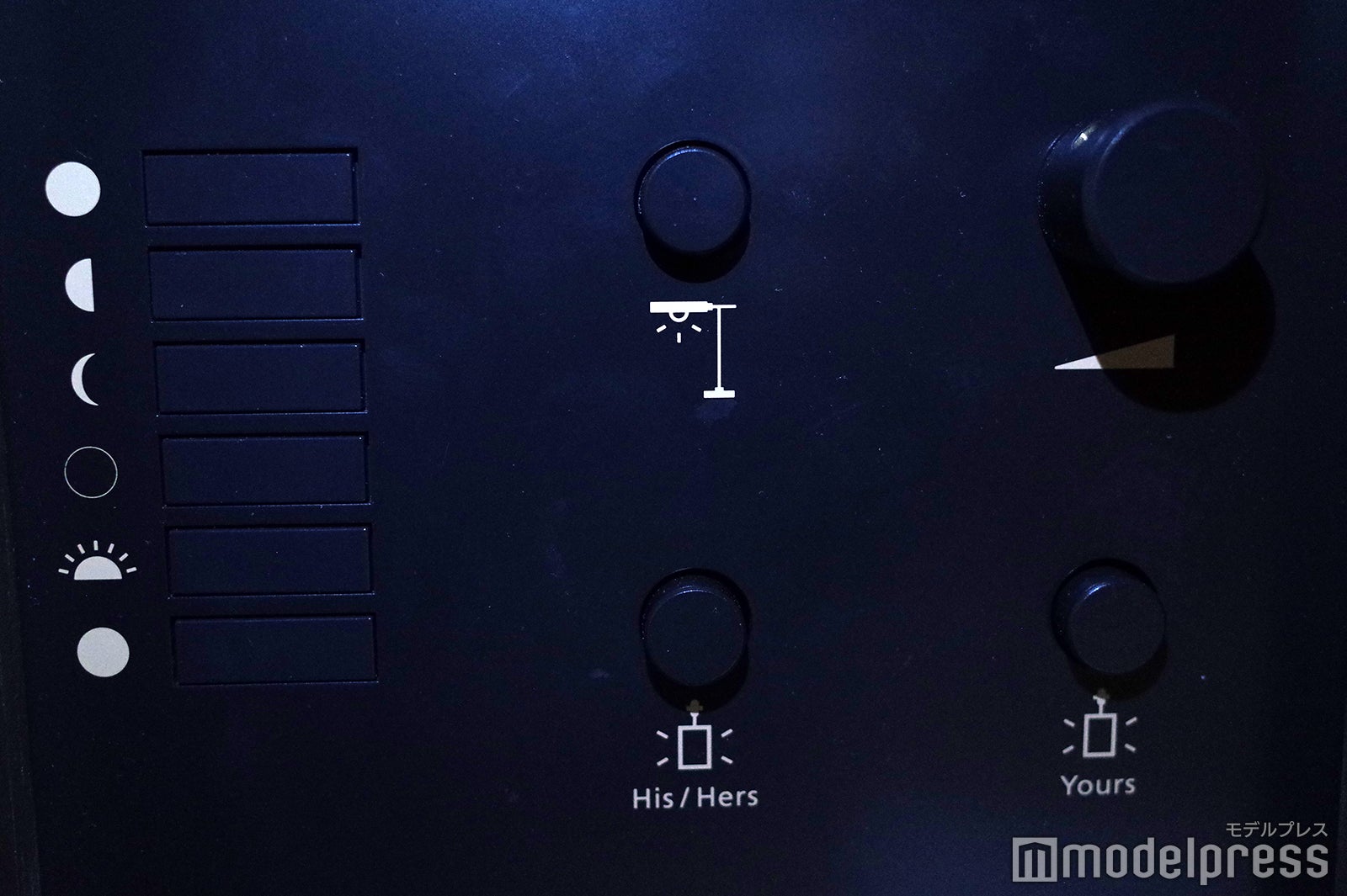 ベッドサイドに調光スイッチがあり非常に便利／ふふ 軽井沢 陽光の風（C）モデルプレス