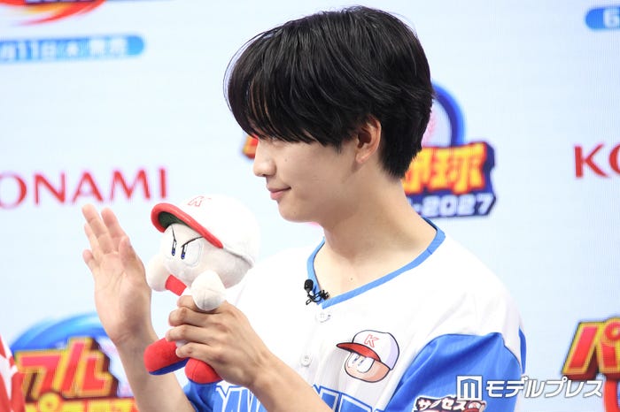 パワプロくんを見つめながら手を振る藤原丈一郎(C)モデルプレス
