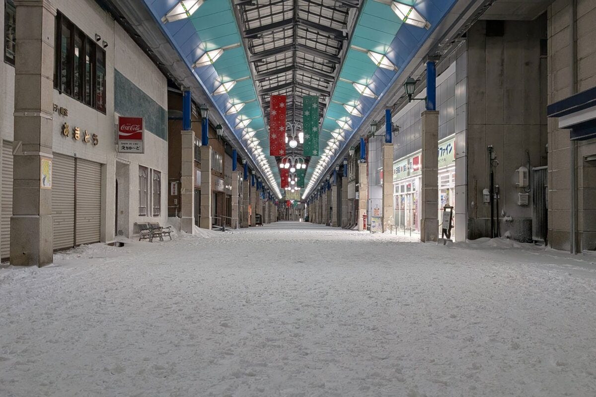 雪が積もった小樽都通り商店街