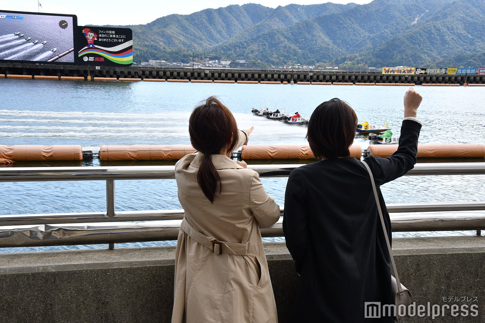 迫力あるボートレースに大興奮　（C）モデルプレス