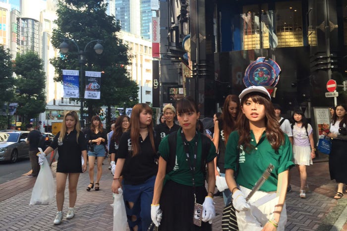 ゴミ拾いの模様