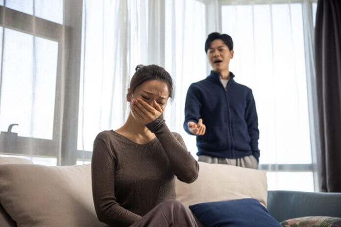 DV男に好かれがちな女性の特徴4選