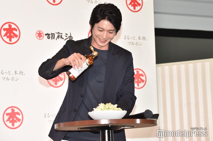 向井理 速水もこみち意識でオイルをかける 記者にサービス モデルプレス 向井理 速水もこみち意識でオイルをかける 記者にサービス モデルプレス