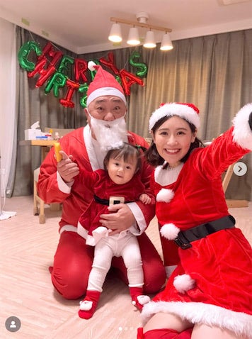 西野未姫、夫・山本圭壱＆愛娘と“サンタコス”披露「幸せいっぱい」「素敵な家族」