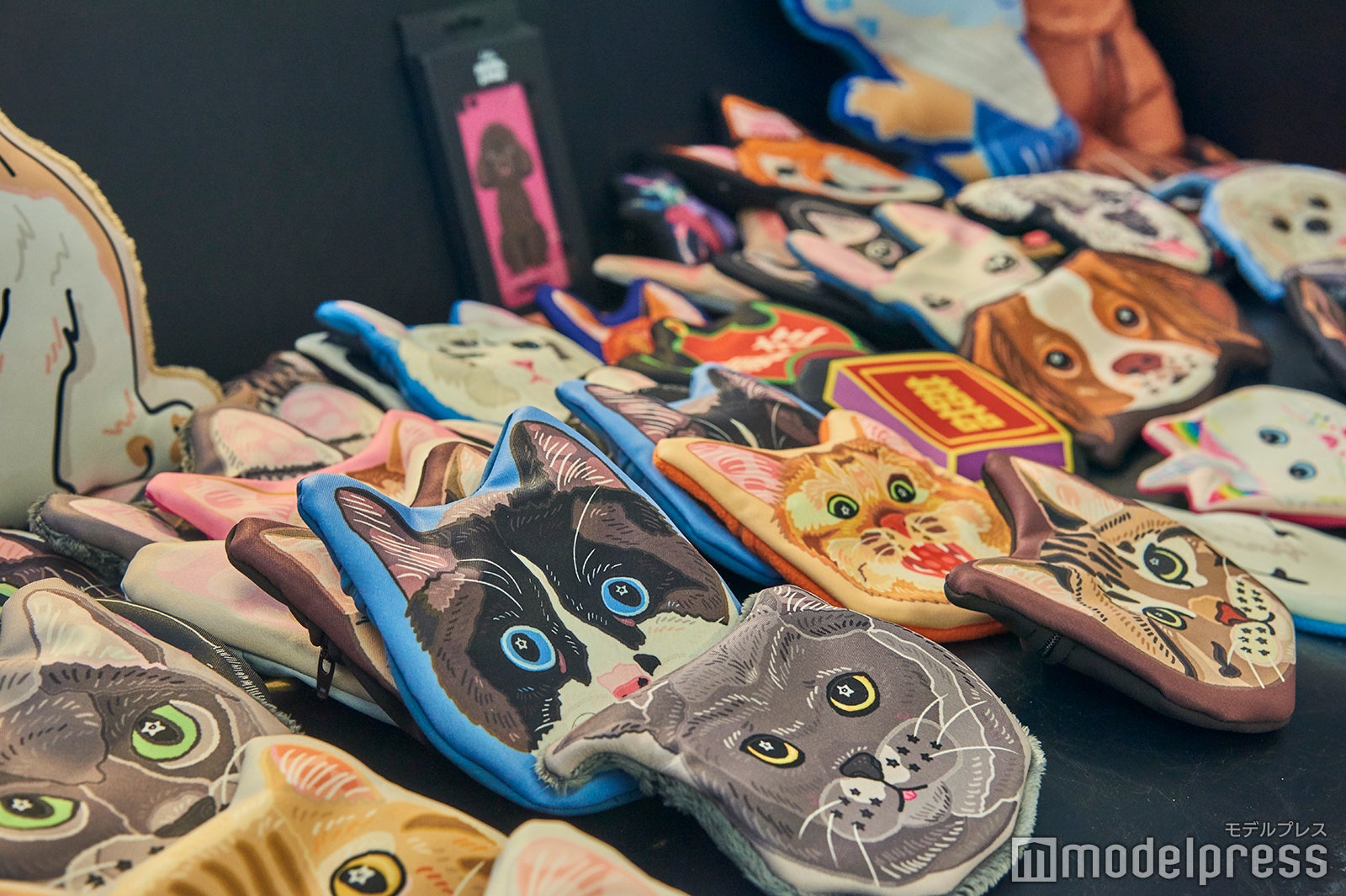 ポップでアヴァンギャルドなイラストがユニークなアパレルブランド「STARS &amp; TART」の動物ポーチシリーズ （C）モデルプレス