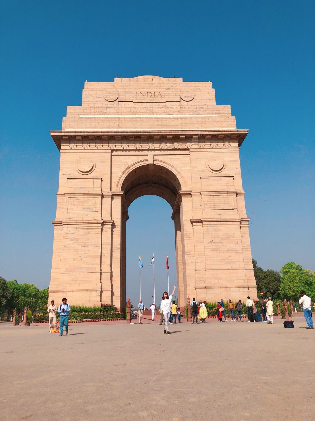 インド門の前で… （画像提供：所属事務所）