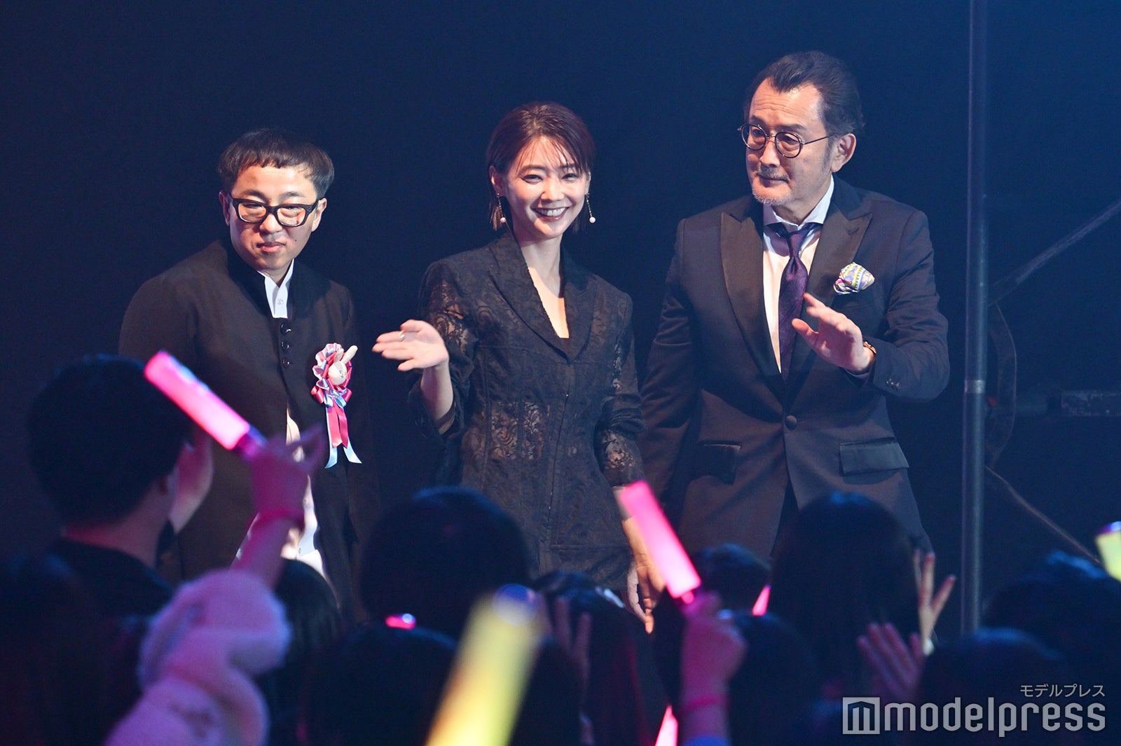 スミス監督、倉科カナ、吉田鋼太郎（C）モデルプレス