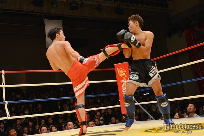 キックを炸裂させる宮城大樹(左)