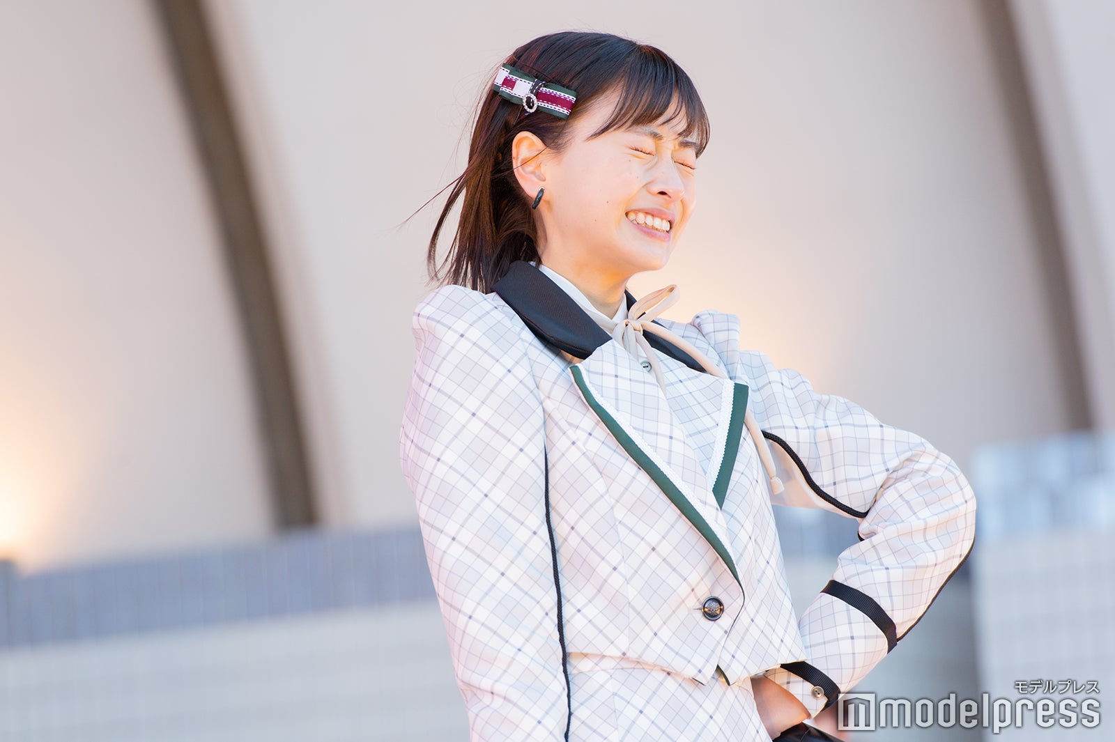 寒さで固まる松岡はな（C）モデルプレス