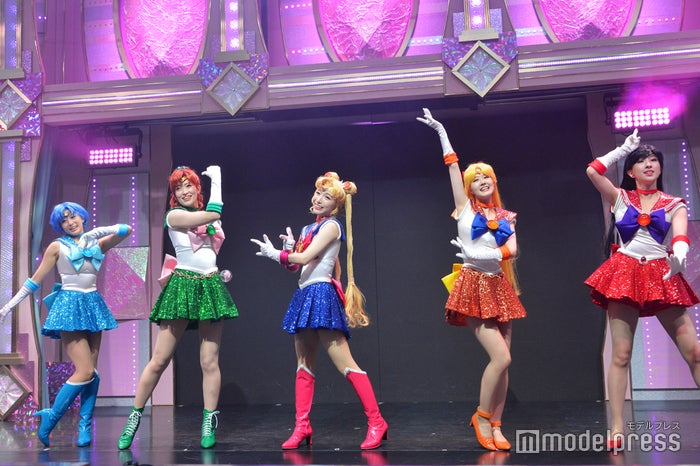 歌とダンスが楽しめるショー（C）ビューティーガール