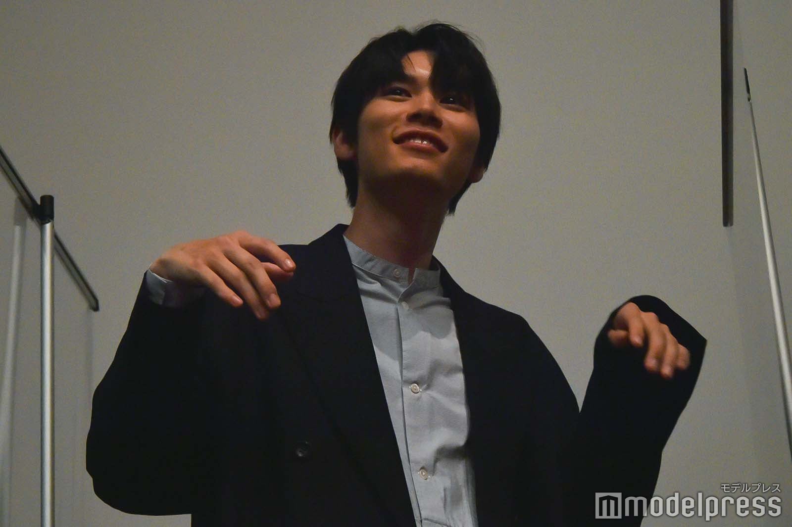 ノリノリで“幽霊ポーズ”をする萩原利久 （C）モデルプレス