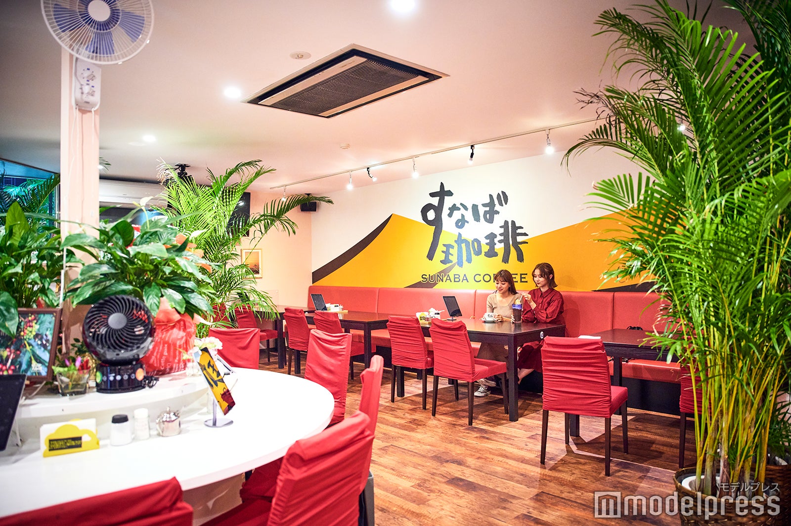 明るく、レイアウトにもこだわる店内。ソファー席の居心地もバツグン（C）モデルプレス